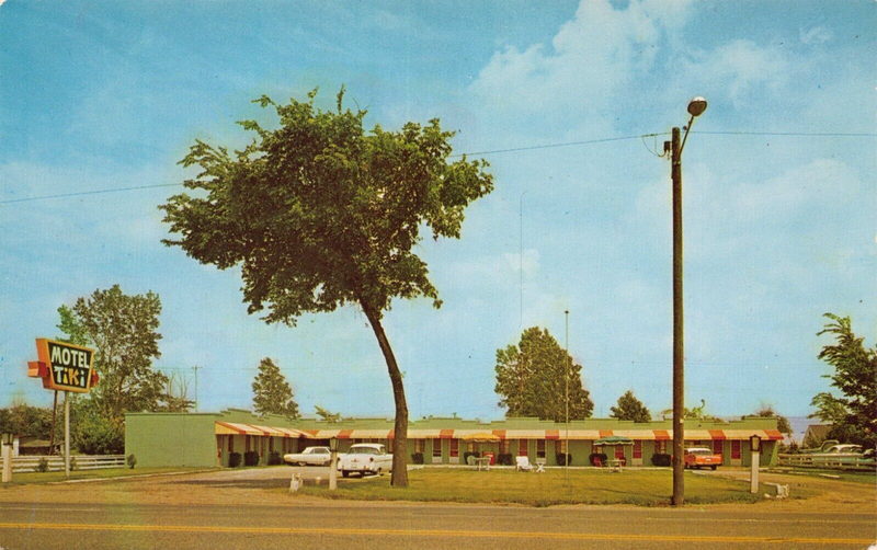 Tiki Motel (Motel Tiki, C & D Motel) - Vintage Postcard